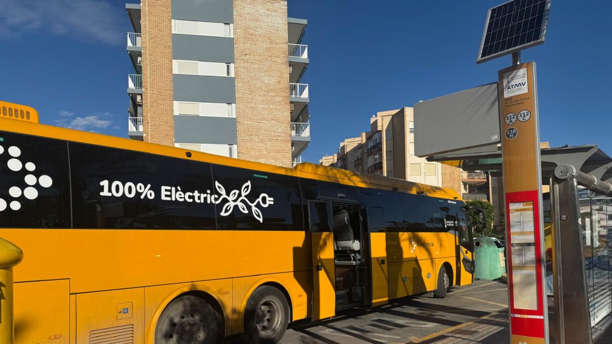 Un autobús de Metrobús prestando servicio dentro del dispositivo especial de verano que conecta distintos municipios con las playas del área metropolitana de Valencia.