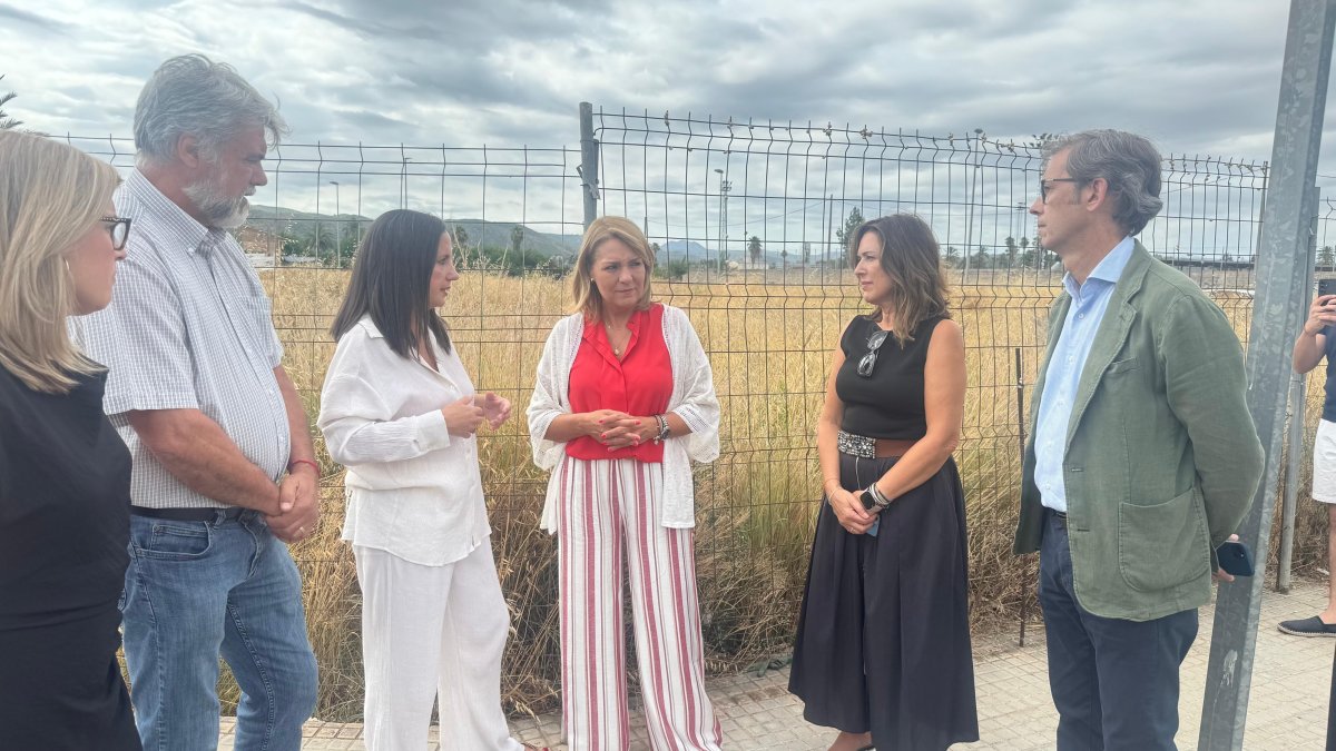 La vicepresidenta Susana Camarero junto a la alcaldesa de Carcaixent, Carolina Almiñana durante la visita a los solares donde se construirán las viviendas
