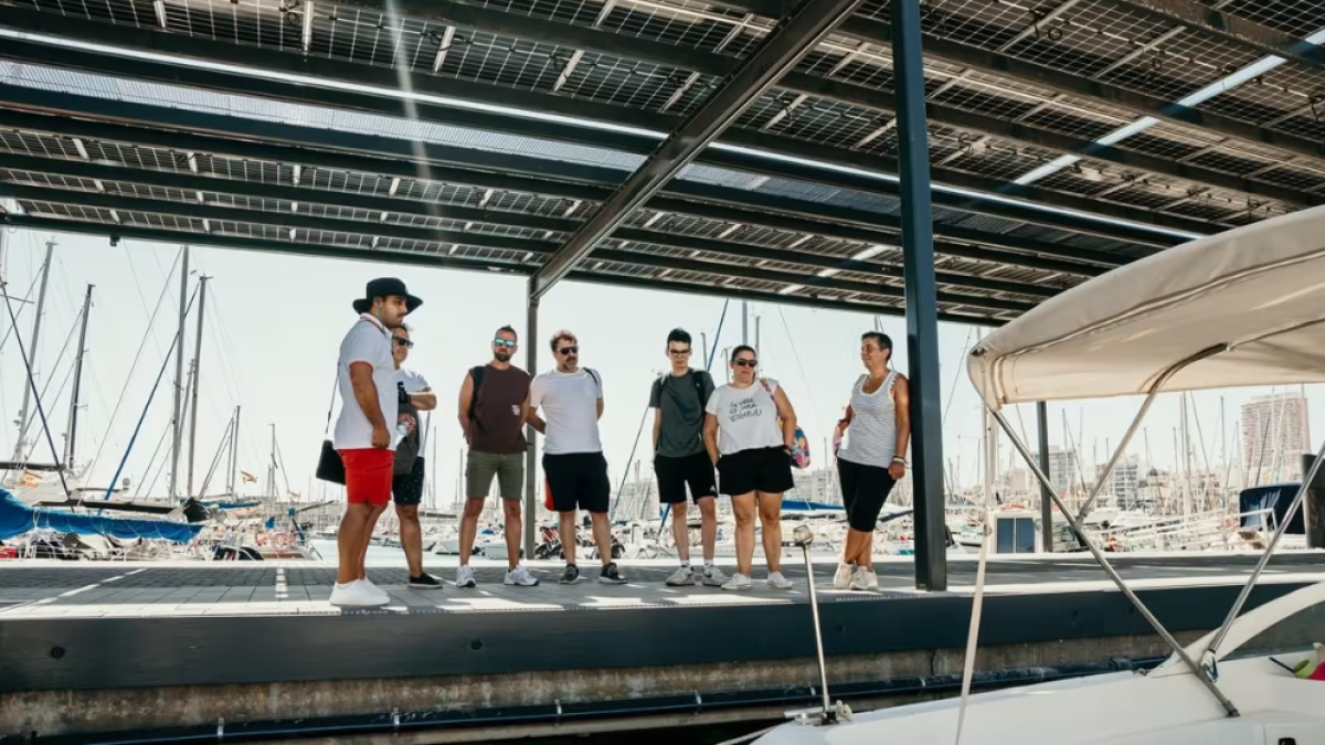 Parte del equipo de Delfinautica en Alicante.