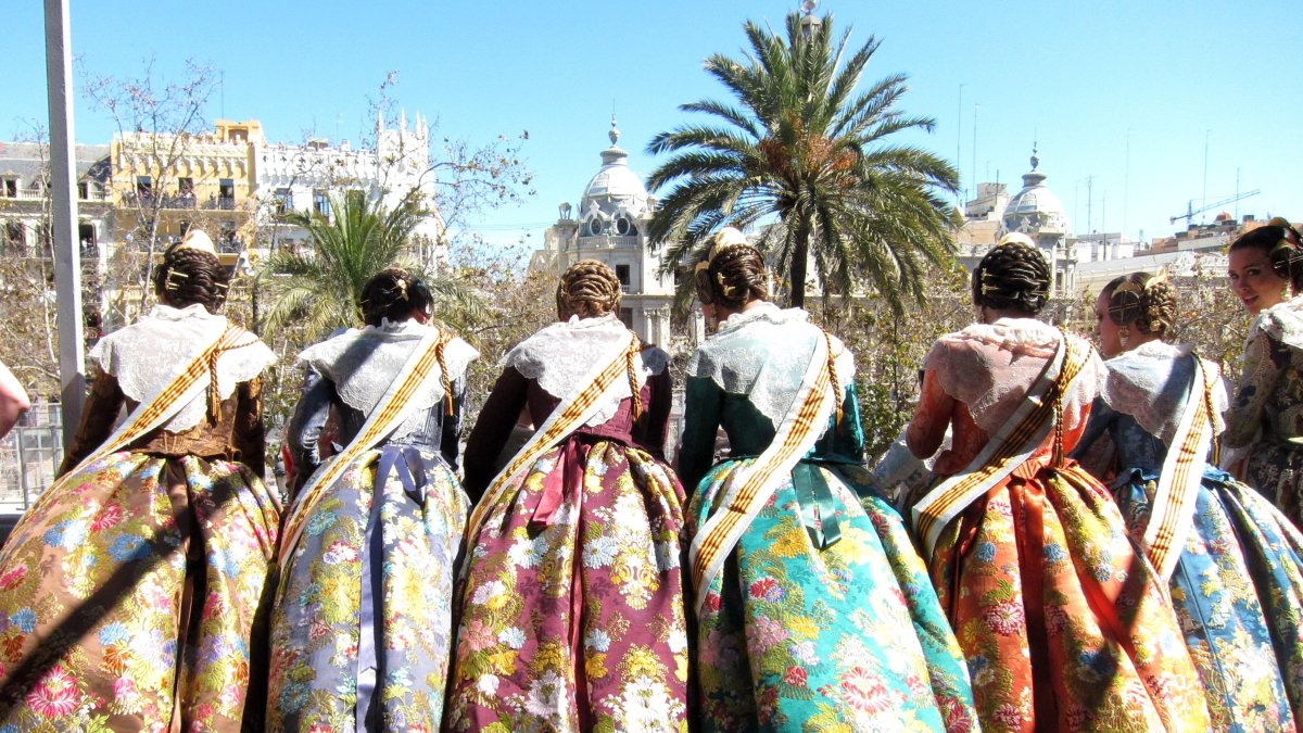 (Foto de ARCHIVO) Falleras Asomadas Al Balcón Del Ayuntamiento