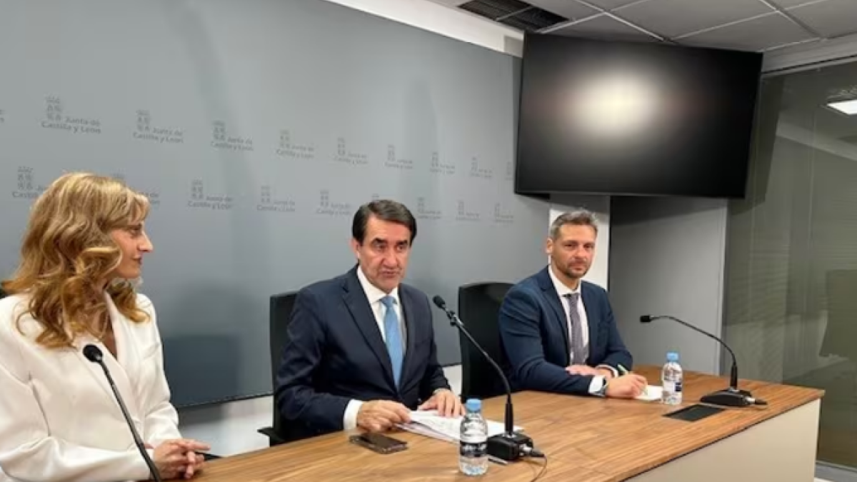 El consejero, en el medio, acompañado por la viceconsejera y el director del ECYL, durante la presentación del programa de formación-empleo y de subvenciones al autoempleo.