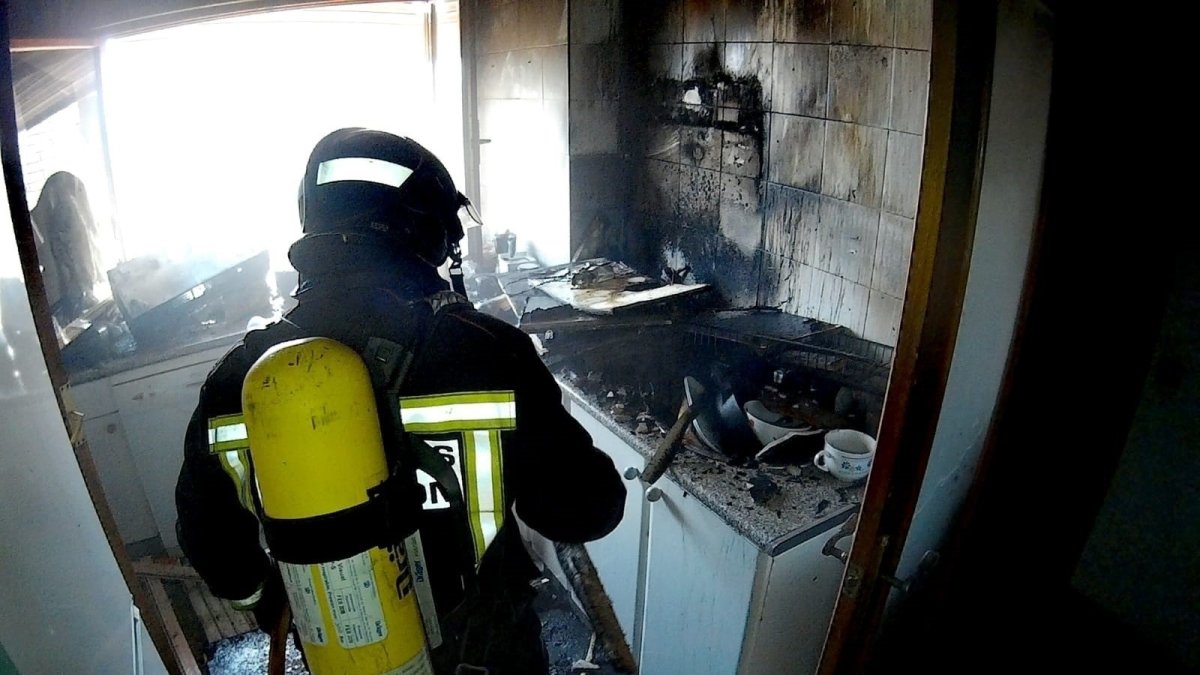 Un bombero trabaja en la extinción de un incendio en Málaga