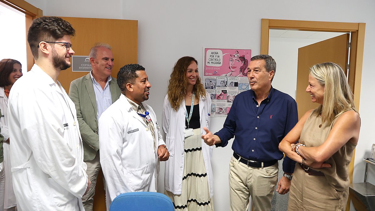 El conseller de Sanidad, Marciano Gómez, junto a la alcaldesa, Paz Carceller, visita el centro de salud de la playa de Puçol.