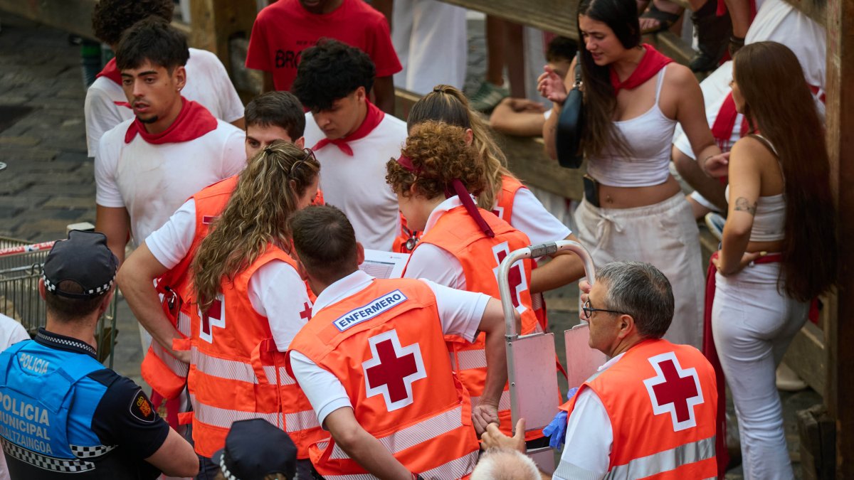 Voluntarios de la Cruz Roja atienden a los accidentados en el tercer encierro de los Sanfermines