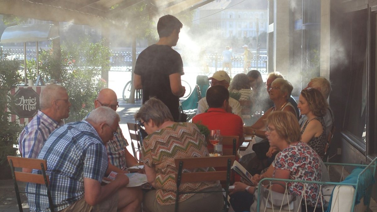 Un grupo de jubilados se refresca en una terraza
