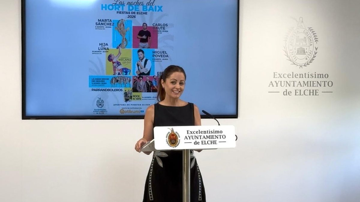 La concejala de Festejos, Inma Mora, durante la presentación de Las noches del Hort de Baix en Elche.