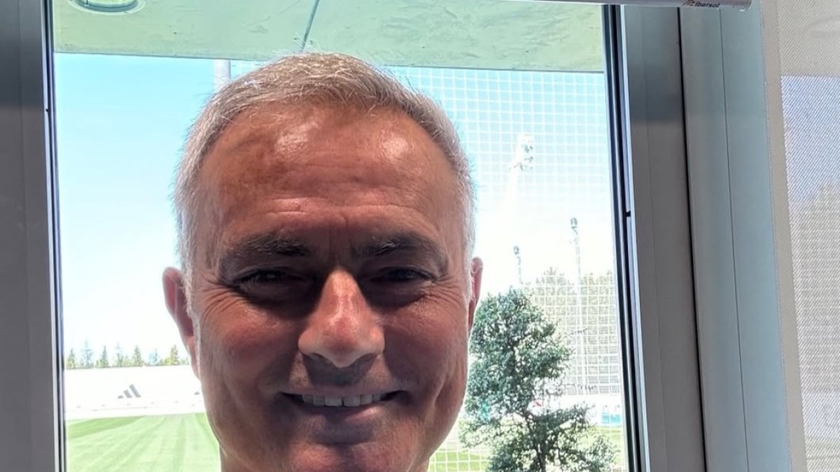 Mourinho ya luce el escudo del Madrid