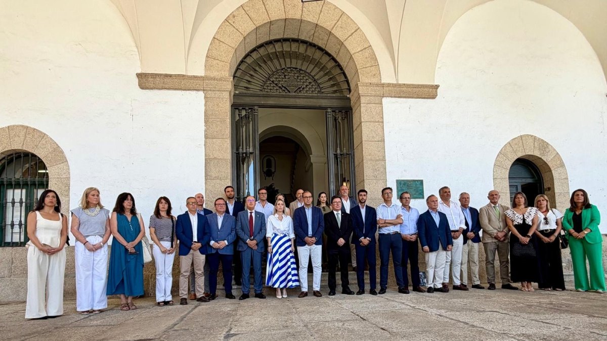 La presidenta de la Junta de Extremadura, María Guardiola, participa en Cáceres el minuto de silencio por las víctimas del incendio de Los Gallardos (Almería)