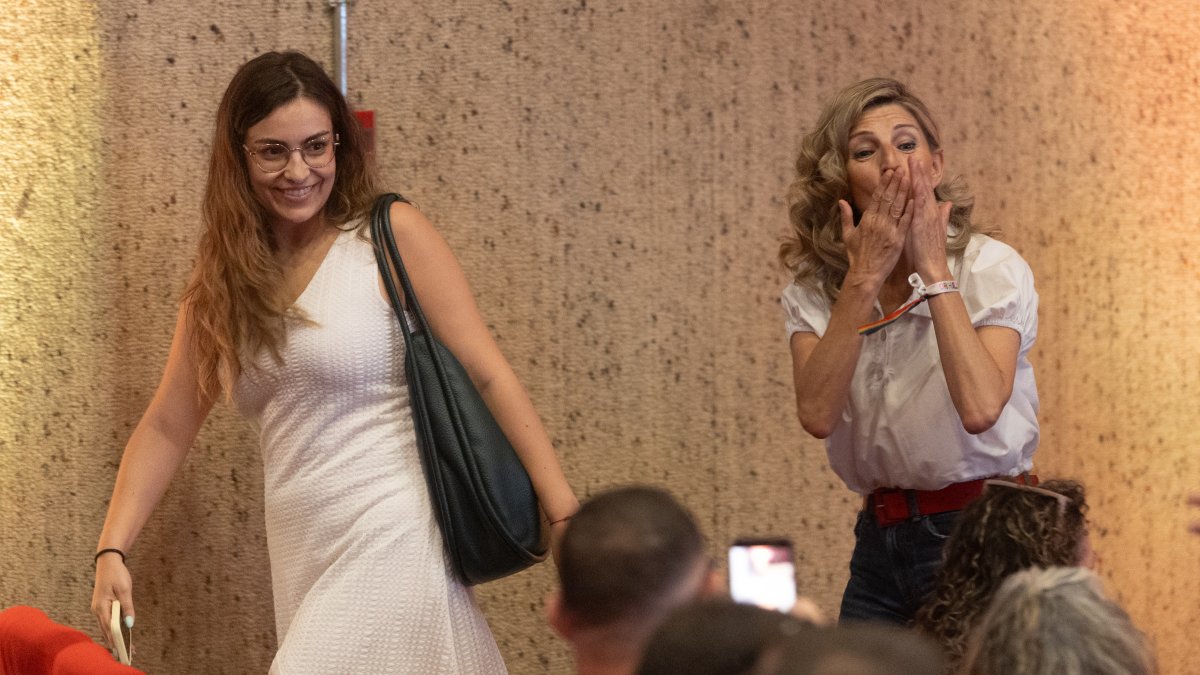 La vicepresidenta segunda y ministra de Trabajo y Economía, Yolanda Díaz (d), a su llegada a la clausura de las ‘V Jornadas Confederales LGTBI de UGT’, a 3 de julio.
Eduardo Parra / Europa Press
03/7/2026