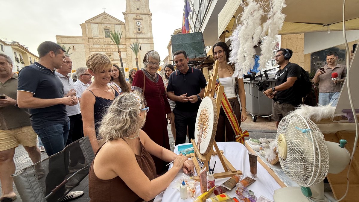 Un momento de la visita de la consellera Marián Cano, acompañada por el alcalde de La Nucía.