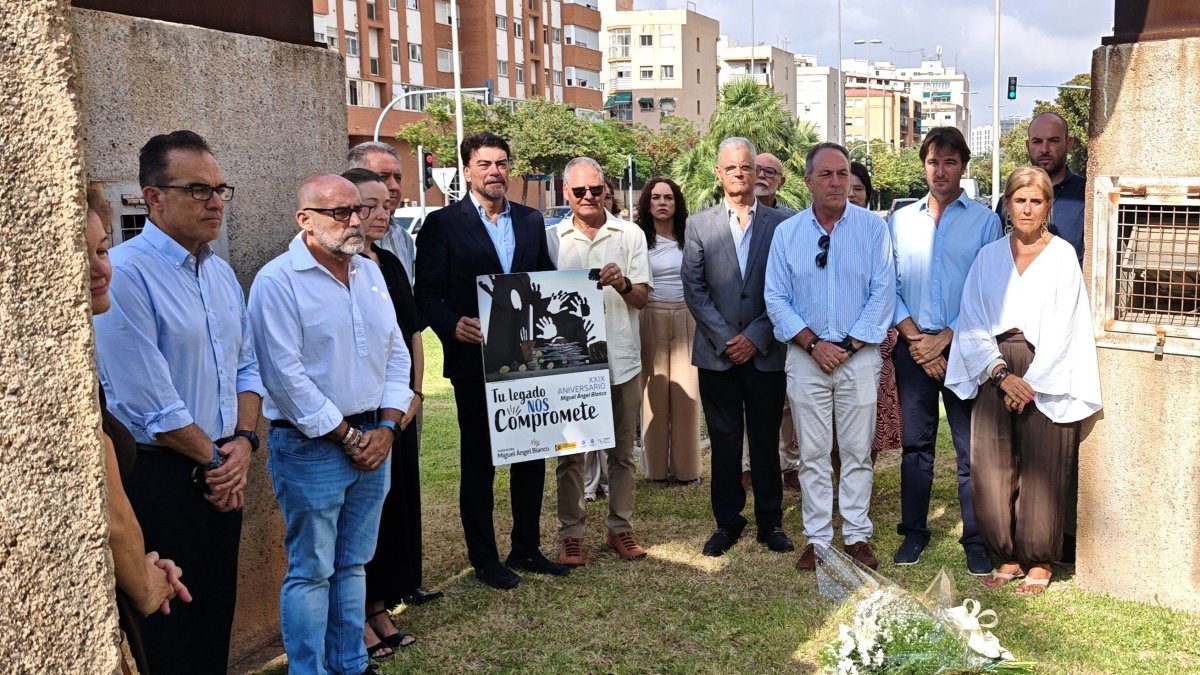 Acto de homenaje a Miguel Ángel Blanco en el Monumento a la Paz de la Gran Vía, en Alicante.