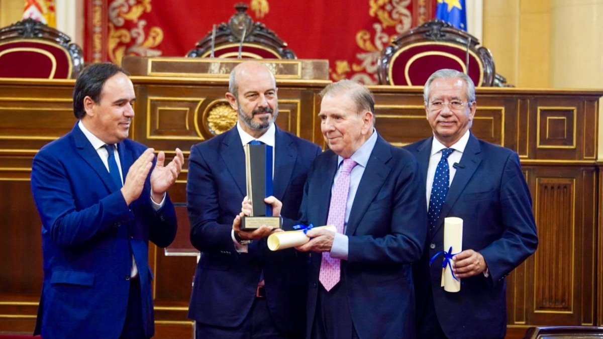 Edmundo González, el presidente del Senado, Pedro Rollán; el president de la Generalitat, Juanfran Pérez Llorca; y el presidente de la Fundación, Vicente Garrido Mayol