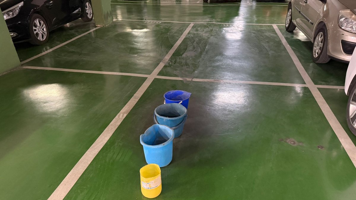 Goteras en el interior del parking Uxola.