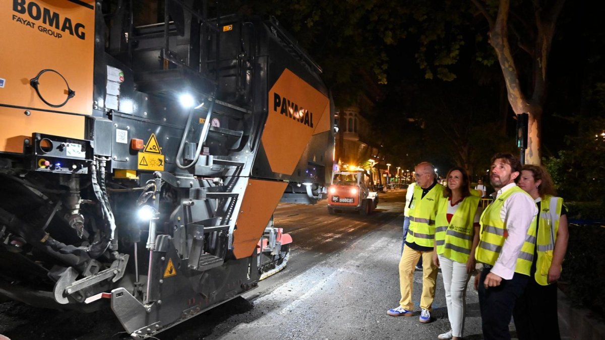 La alcaldesa de Valencia, María José Catalá visita el inicio del reasfaltado de la vía