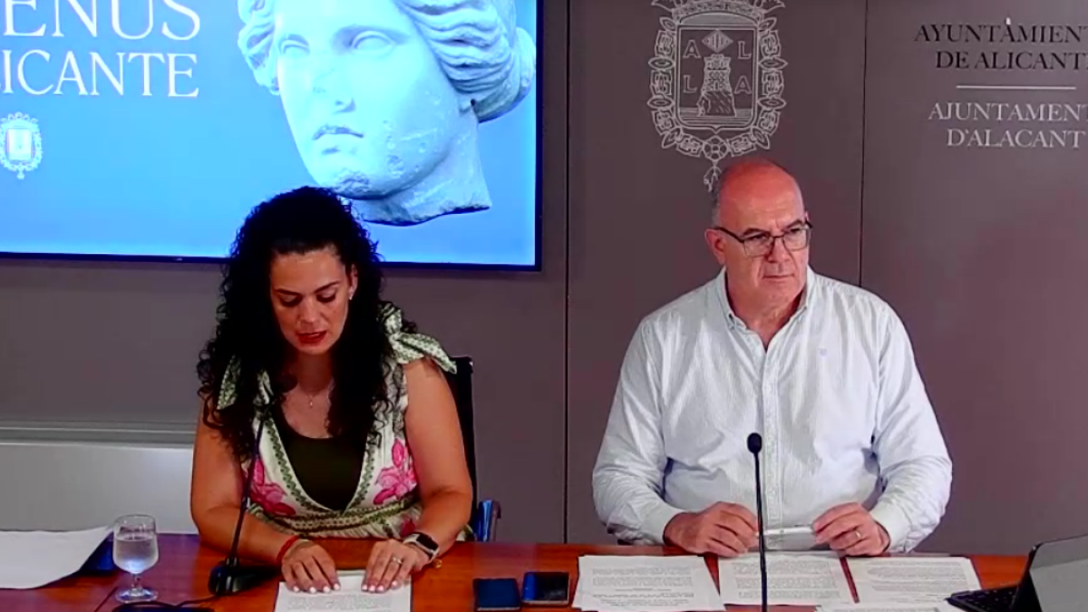 La edul Cristina Cutanda junto al vicealcalde Manuel Villar, en su comparecencia de este martes.