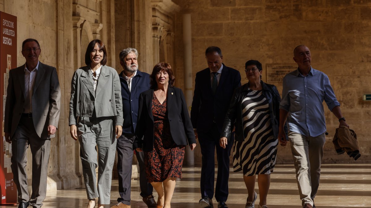 La ministra de Ciencia e Innovación, Diana Morant, y la presidenta de la Acadèmia Valenciana de la Llengua (AVL), Verònica Cantó, durante la apertura del curso de la Acadèmia Valenciana de la Llengua (AVL)