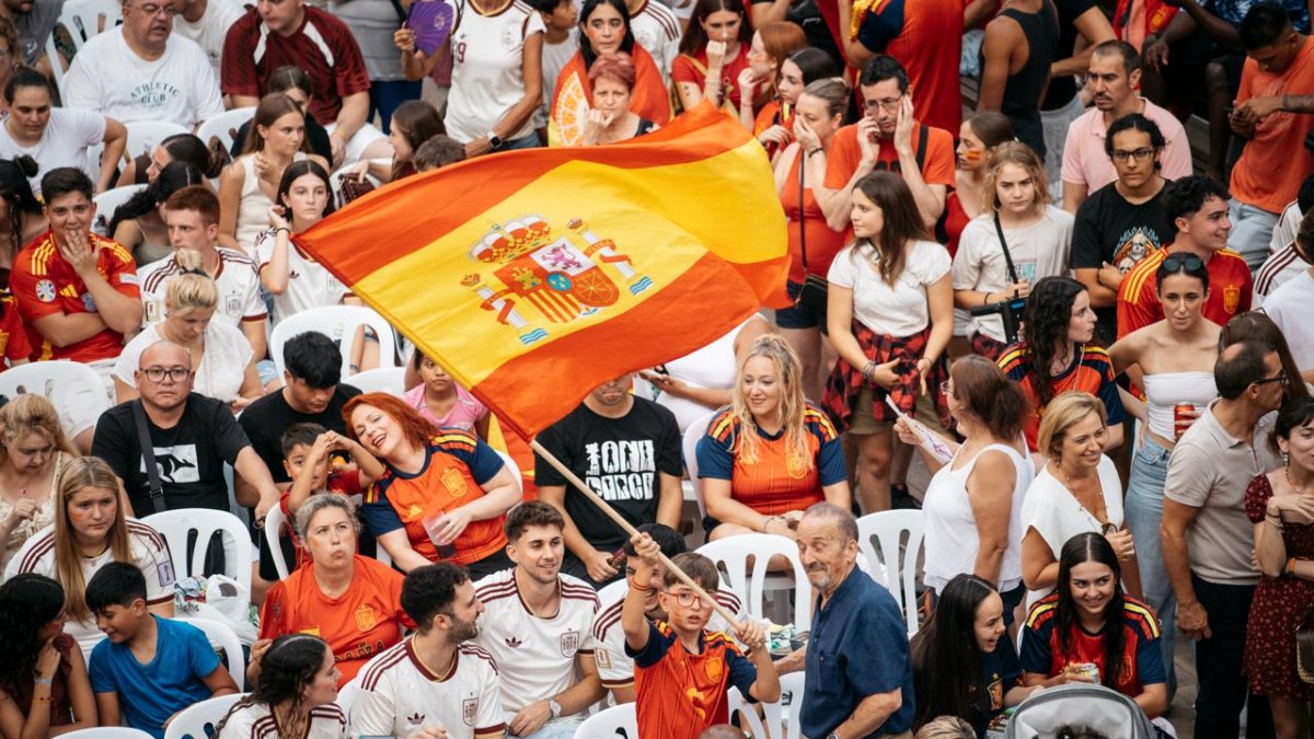 Miles de personas de reúnen en la Plaza Mayor de Castellón para ver el partido
