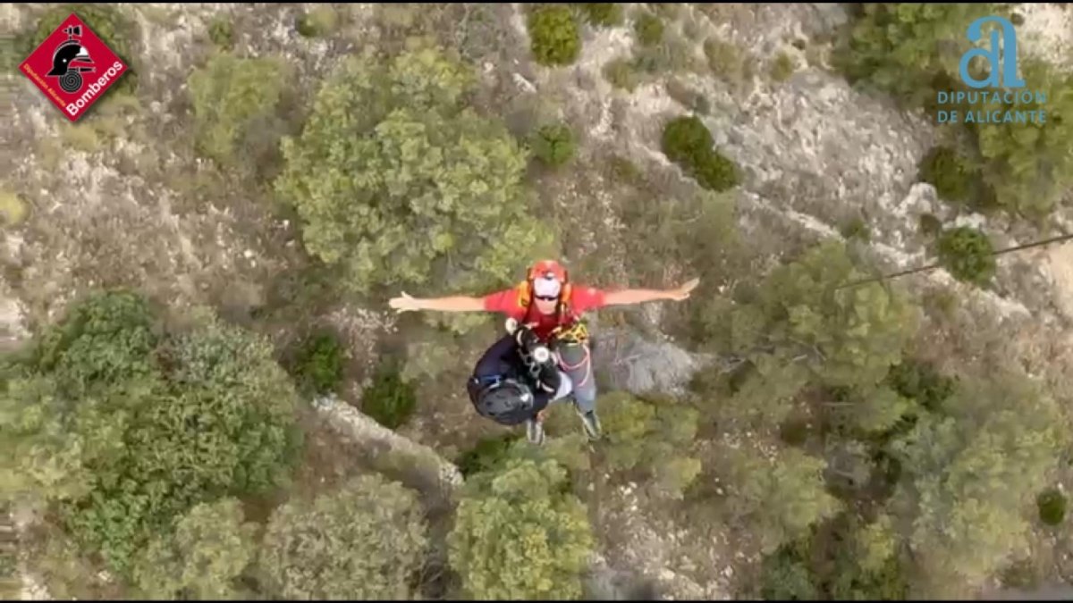Momento del rescate de uno de los excursionistas.