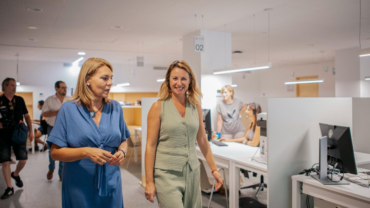 La vicepresidenta de la Generalitat y consellera de Empleo, Susana Camarero, visita el nuevo Espai Labora junto a la alcaldesa de Castellón, Begoña Carrasco