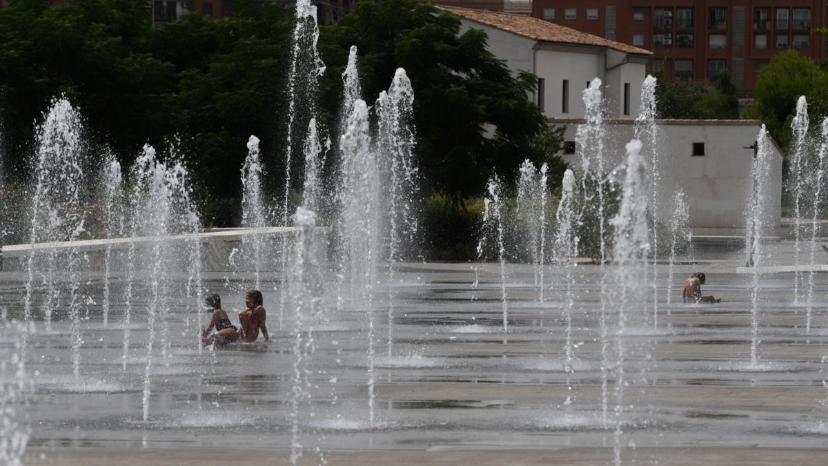 Varios niños se refrescan en unos chorros de agua de Alicante, en imagen de archivo.