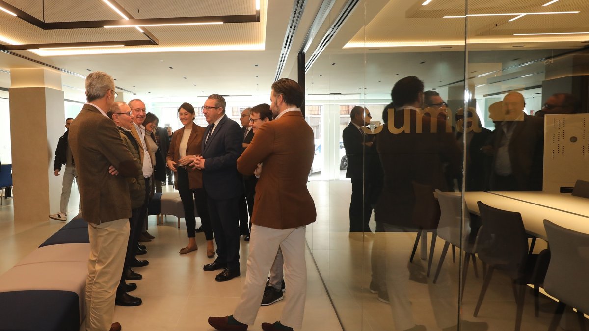 Imagen de archivo de una visita del presidente de la Diputación, Toni Pérez, a una oficina de Suma.