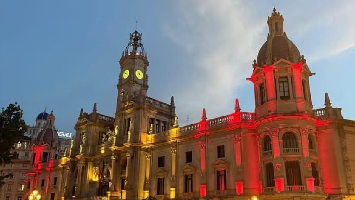 Ayuntamiento de Valencia con los colores de España