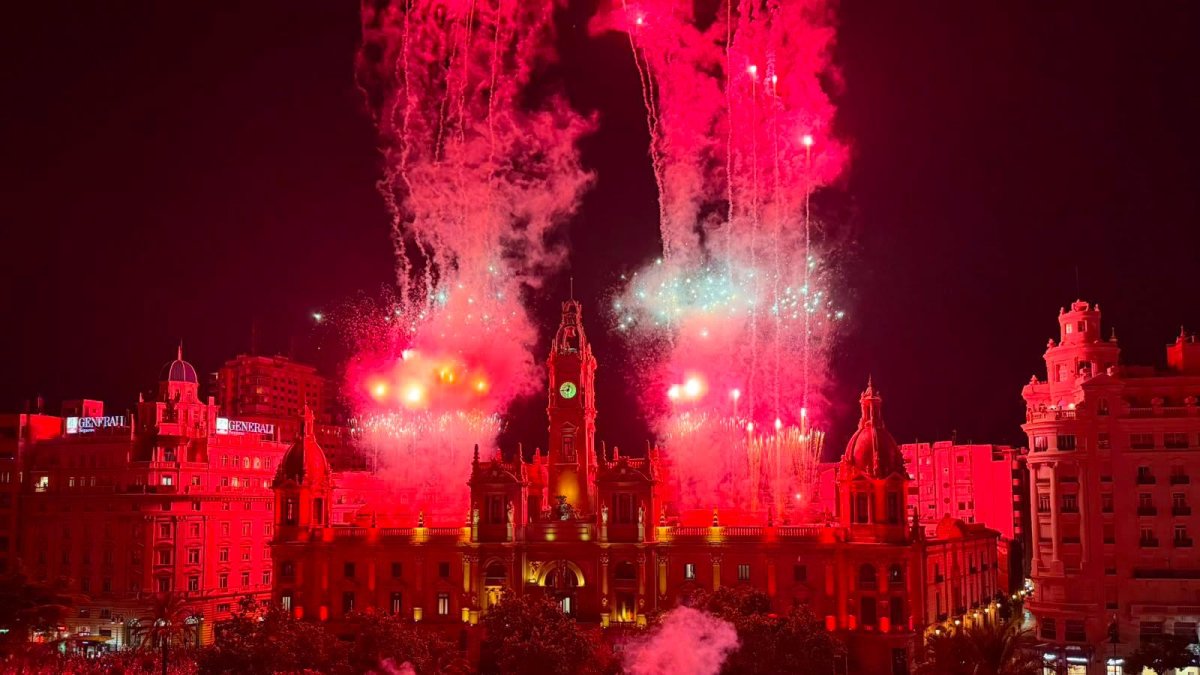Castillo de fuegos artificiales en la plaza del Ayuntamiento de Valencia por la victoria de España en el Mundial 2026