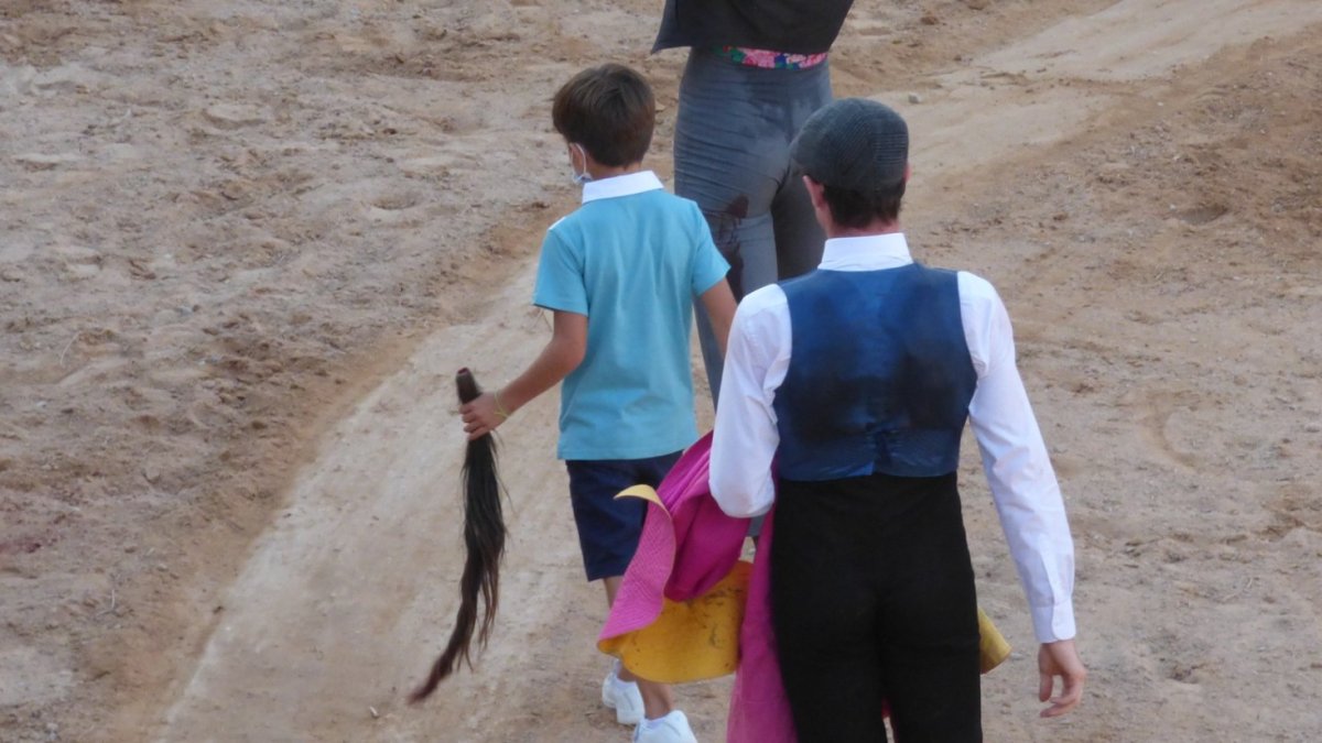 Niños en plaza de toros