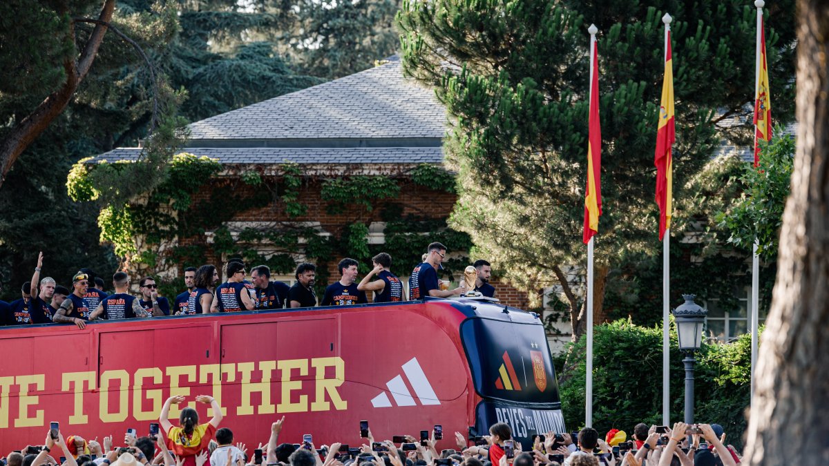 Los jugadores de la selección española de fútbol, ganadora de la Copa Mundial de la FIFA 2026, salen del Complejo de la Moncloa