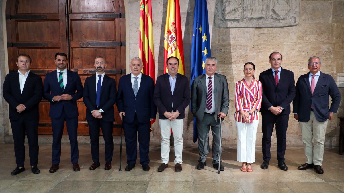 El 'president' de la Generalitat, Juanfran Pérez Llorca, durante la audiencia que ha mantenido con representantes de la Asociación de Víctimas Terrorismo Comunidad Valenciana (AVTCV), con la Fundación Manuel Broseta y de la Asociación Cuerpos y Fuerzas de Seguridad Víctimas del Terrorismo (Acfsevt) en la que ha estado acompañado por la consellera de Justicia, Transparencia y Participación, Nuria Martínez