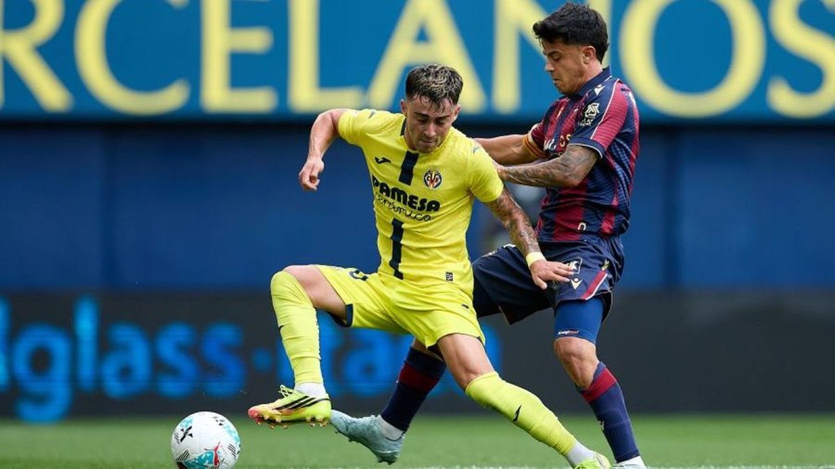 Imagen de los futbolistas Moleiro y Brugui en un partido de LaLiga