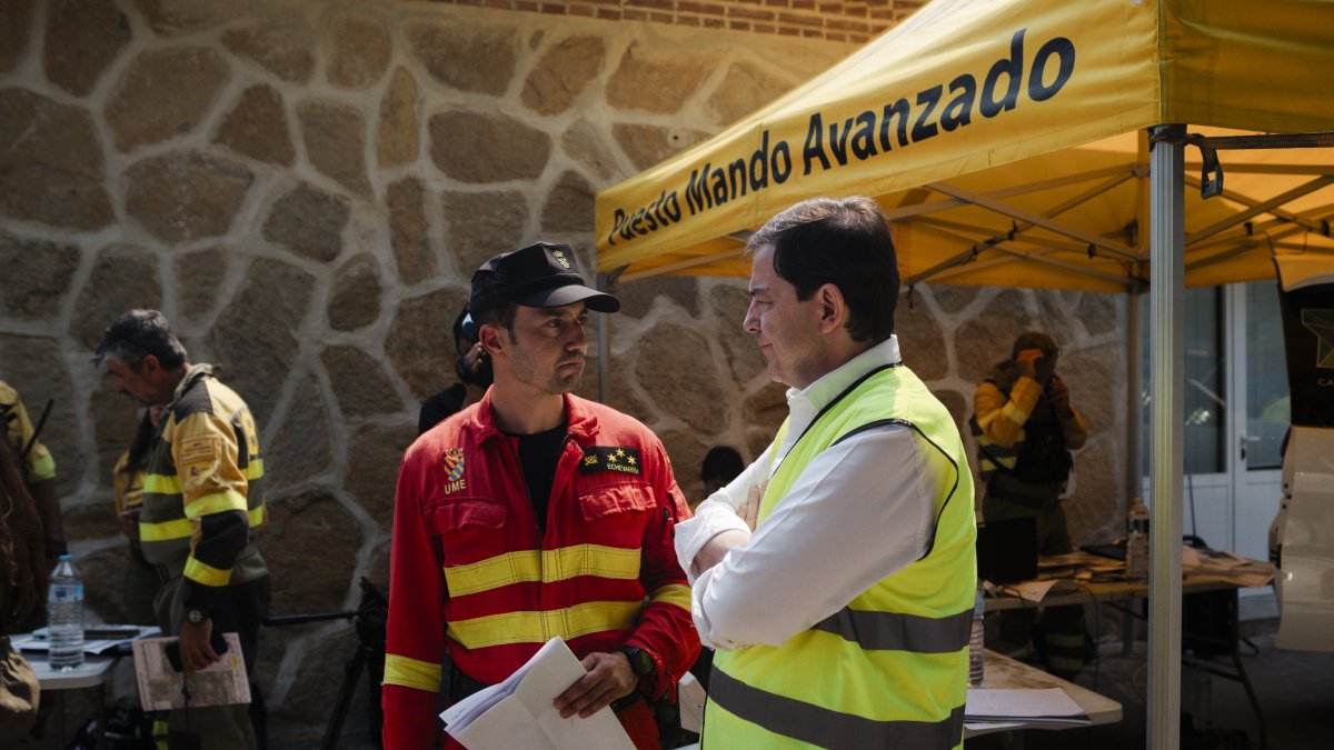 El presidente de Castilla y León, Alfonso Fernández Mañueco, durante una visita al Puesto de Mando Avanzado (PMA) por el incendio de Burgohondo.