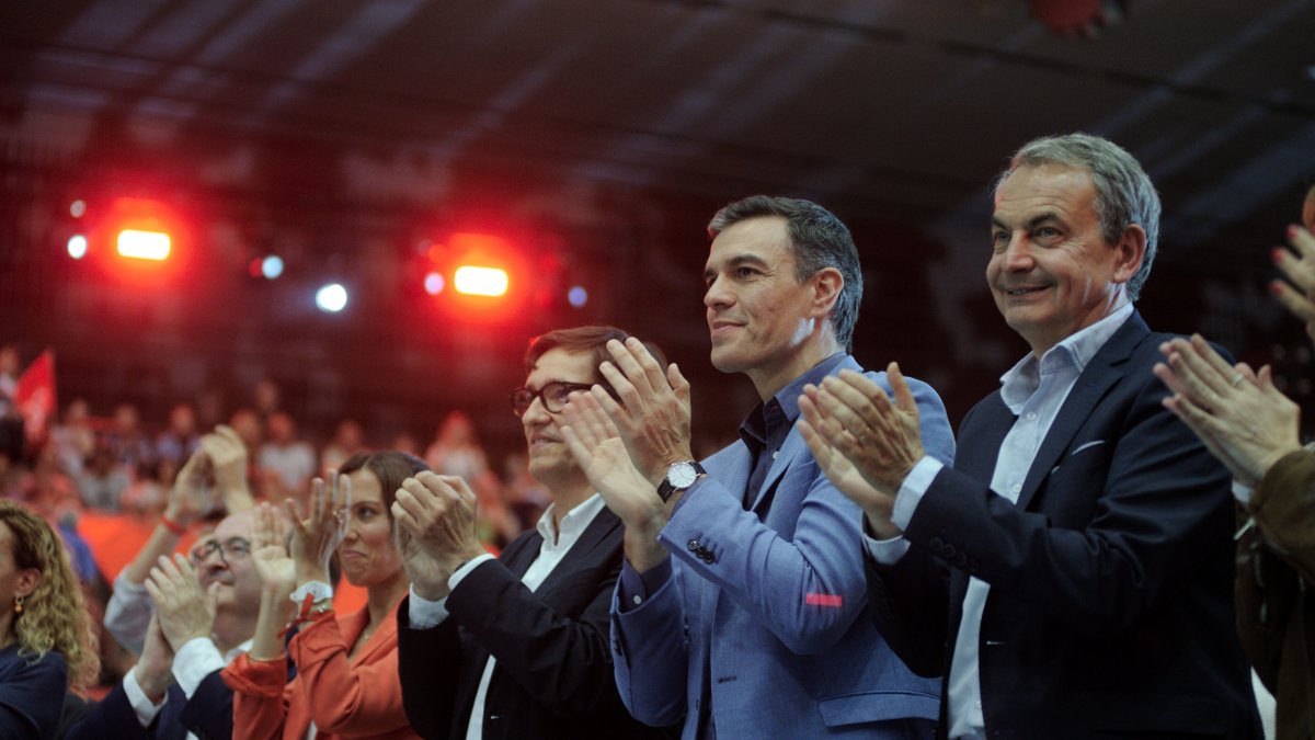 Pedro Sánchez y José Luis Rodríguez Zapatero, durante el acto de final de campaña electoral del PSC en 2023.