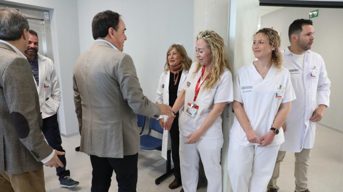 Pérez Llorca visita un hospital