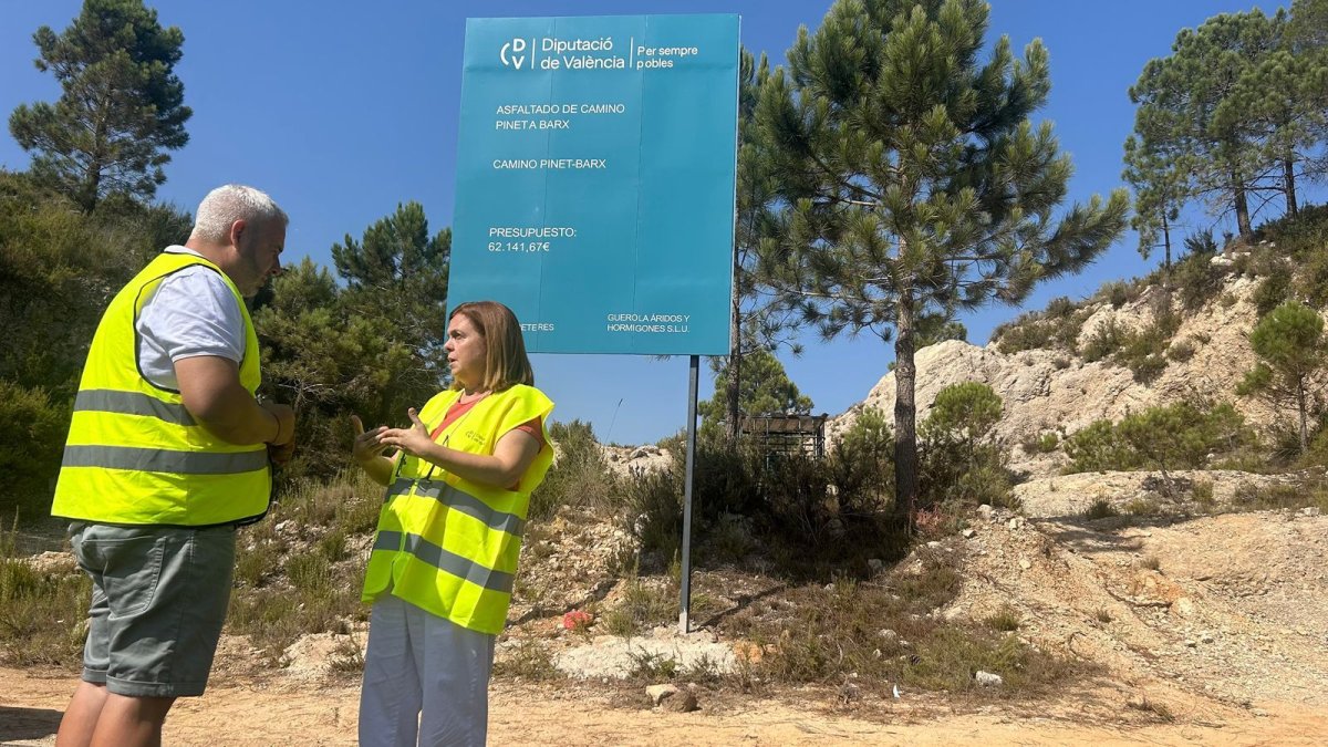 La diputada responsable del área de Carreteras, Reme Mazzolari y el alcalde de Pinet, Gonzalo Catalá