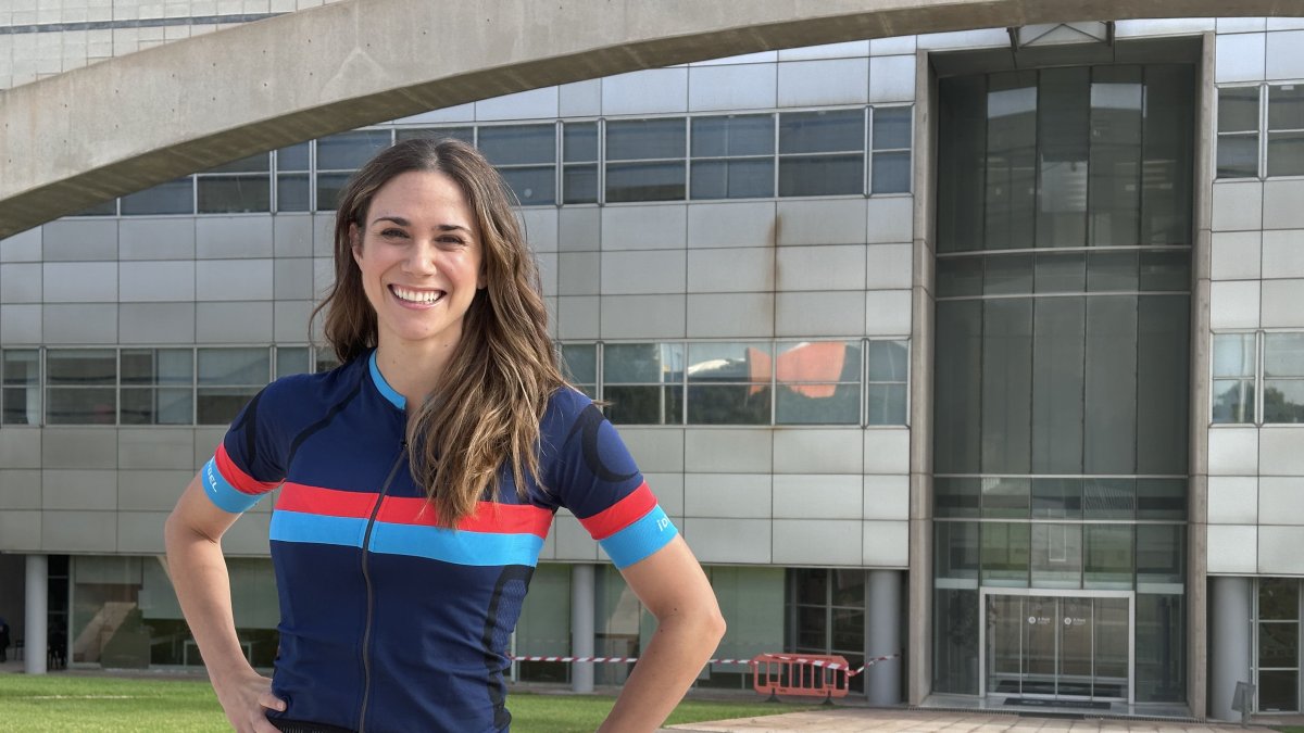 Gemma Payà al exterior de los estudios de À Punt