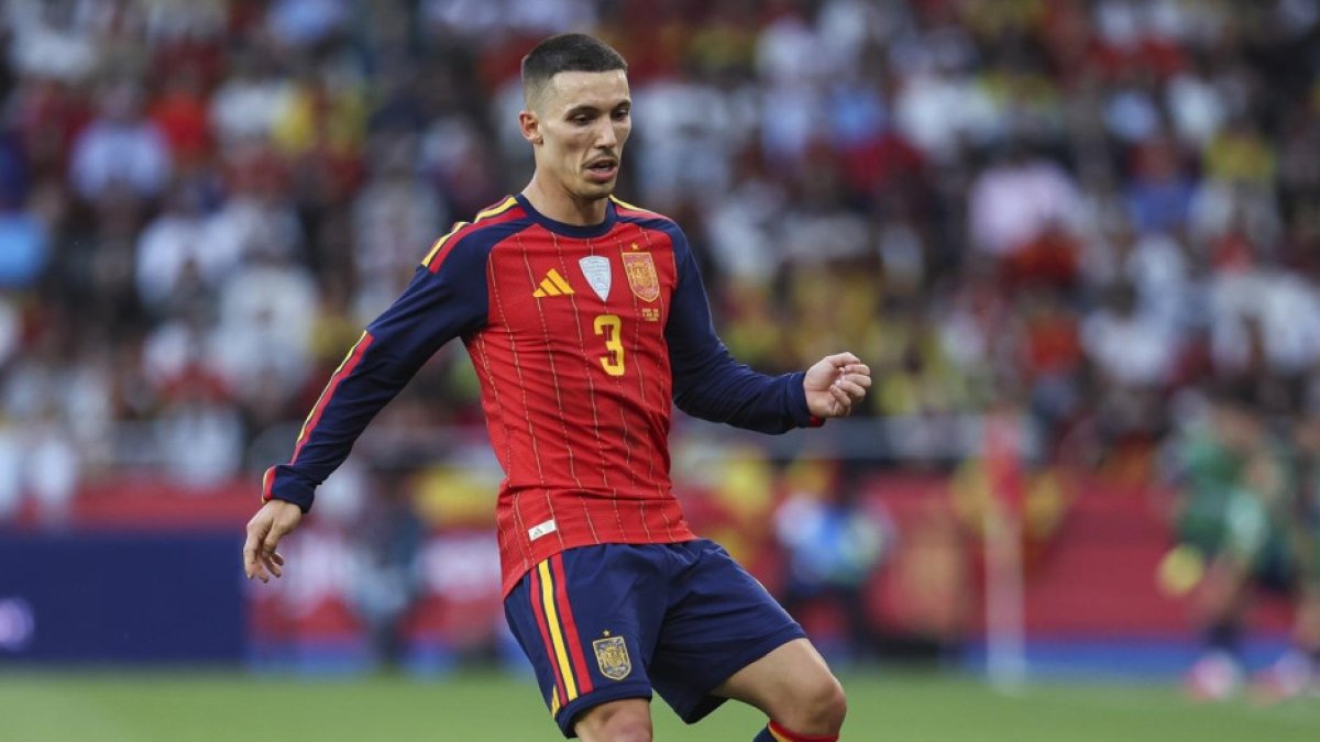 Alejandro Grimaldo jugando con la selección española
