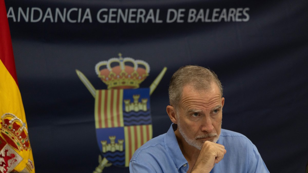 El rey Felipe VI en al centro de operaciones de la Comandancia General de Baleares para participar en la reunión del CECOD del Plan Estatal de Emergencias