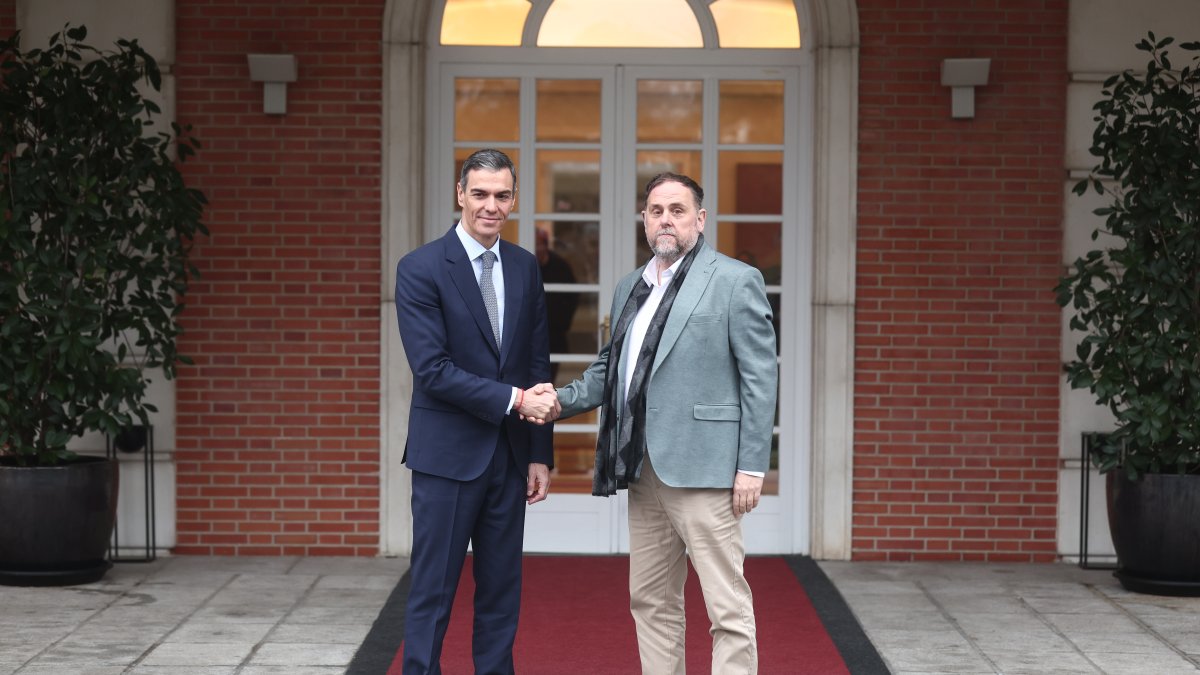 (Foto de ARCHIVO)
El presidente del Gobierno, Pedro Sánchez, recibe al presidente de Esquerra Republicana de Catalunya (ERC), Oriol Junqueras, en el Palacio de la Moncloa (Archivo)