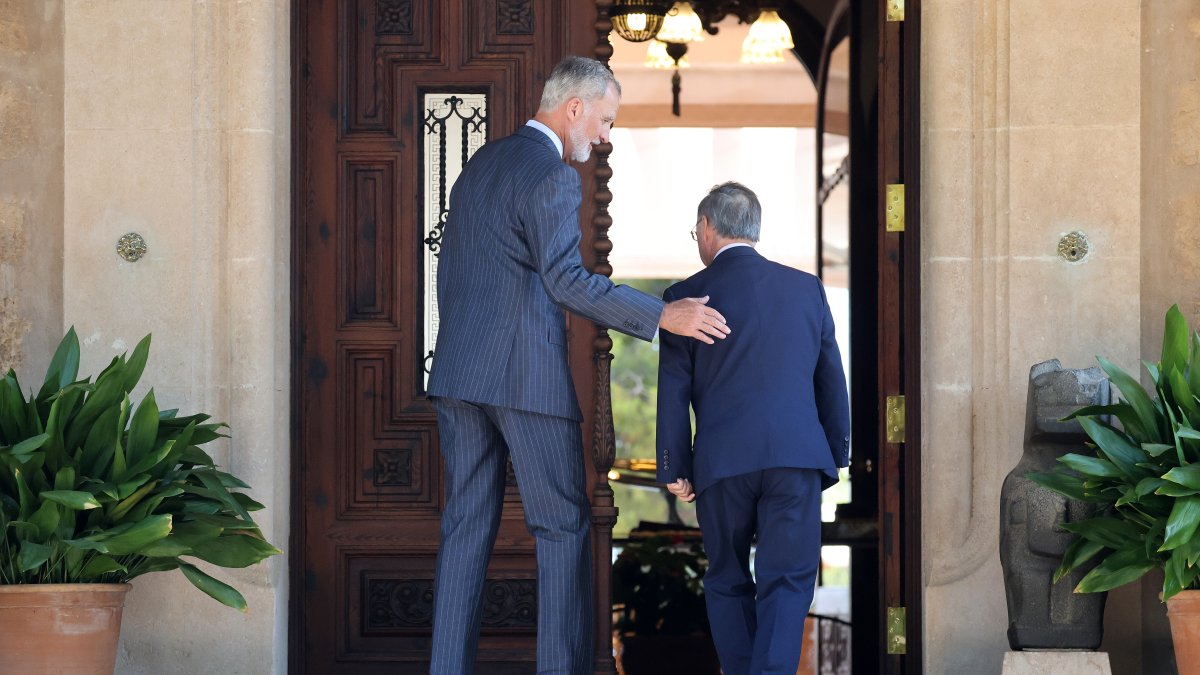 El rey Felipe VI junto a Juan Jesús Vivas, presidente de Ceuta, entran en el Palacio de Marivent en Palma de Mallorca