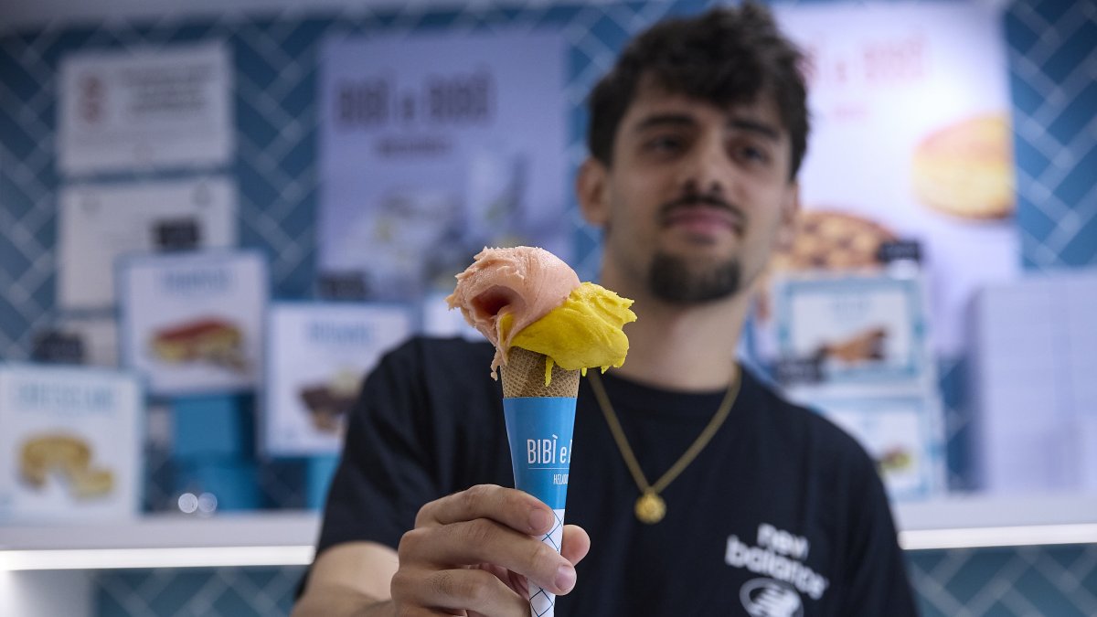 Hay mucha gente que toma helado todo el año y en verano dispara el consumo pues es como volver a la niñez y un disfrute muy asequible dicen los psicólogos.
Jesús Hellín / Europa Press
21 AGOSTO 2025
