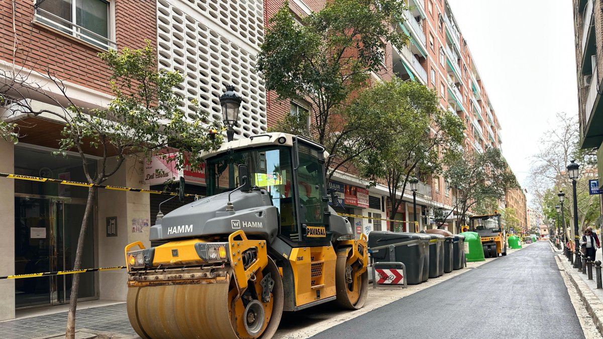 Imagen de una calle asfaltándose en Valencia
