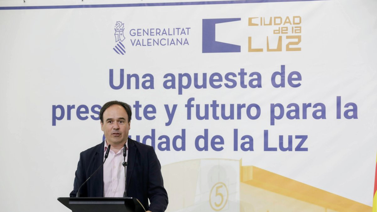 (Foto de ARCHIVO) El presidente de la Generalitat valenciana, Juanfran Pérez Llorca (c), durante una visita a la ciudad de la luz en 2026