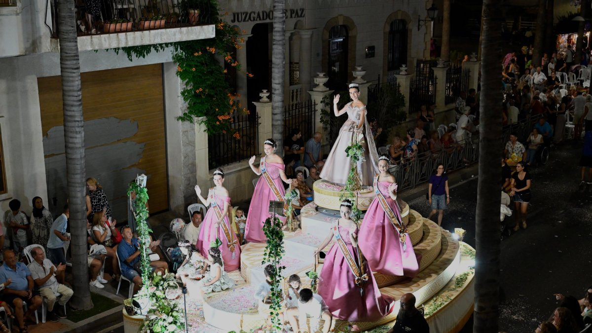 La reina Pepa Pastor Llorens y sus damas presidieron la cabalgata.