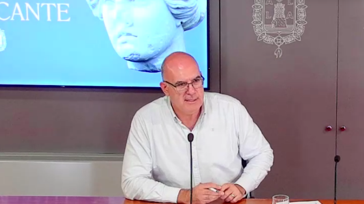 El vicealcalde de Alicante, Manuel Villar, durante la comparecencia de este martes.