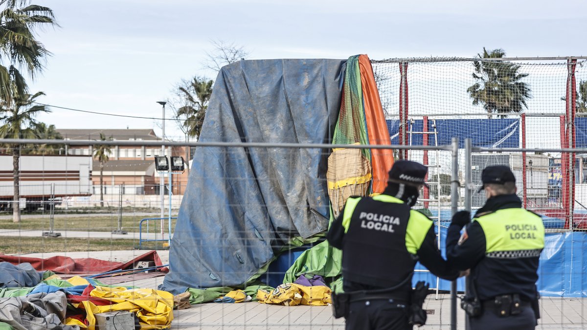 ARCHIVO | Agentes de la policía local, en la feria de Mislata, a 5 de enero de 2022, en Mislata, Valencia (España).