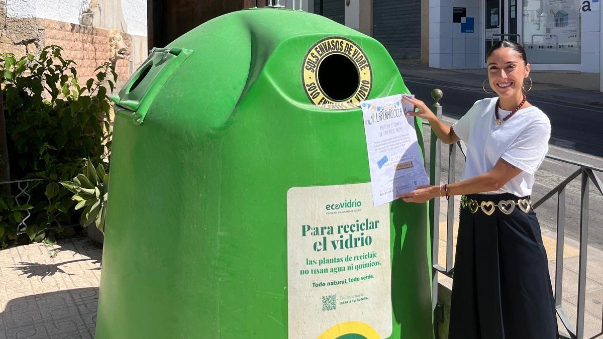 La concejala de Fiestas de Finestrat, Sara Llorca, anima a la campaña 