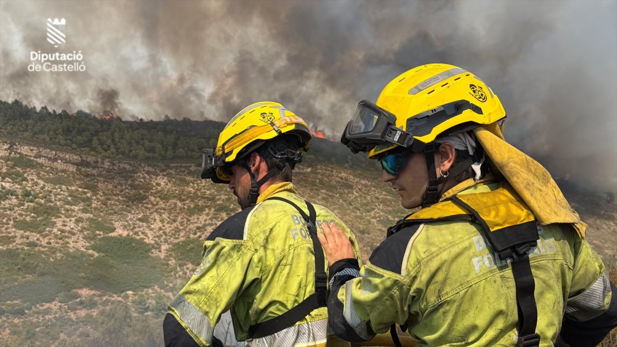 Bomberos en la extinción del incendio de Segorbe