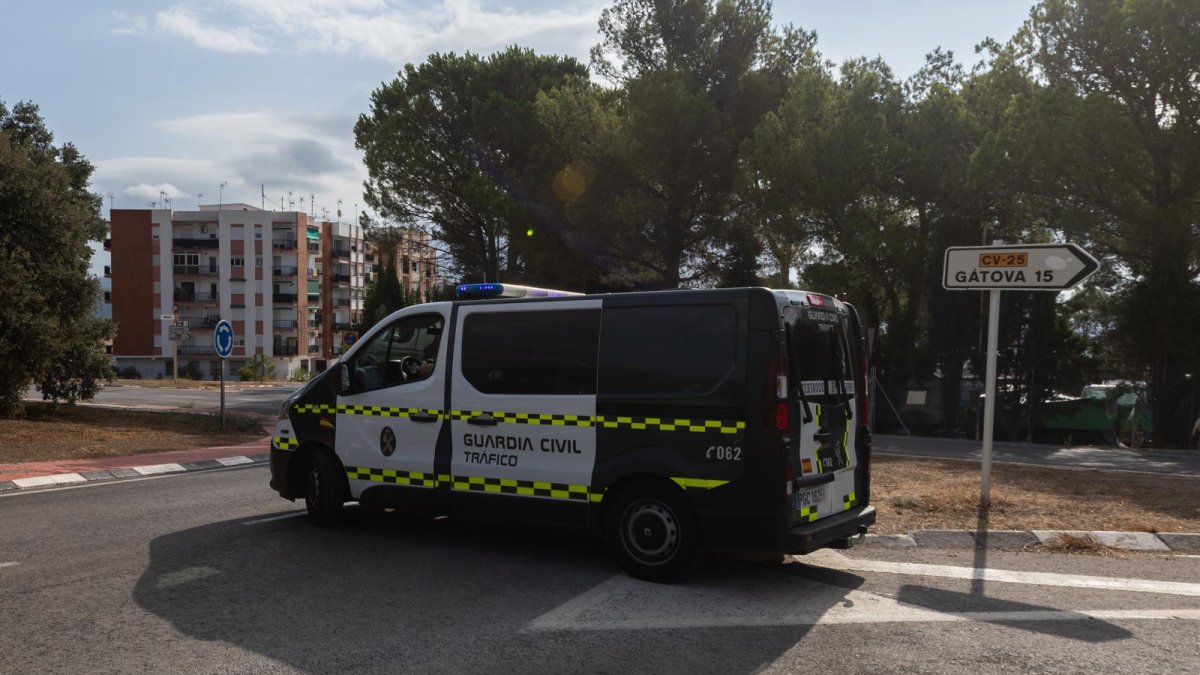 Furgón de la Guardia Civil durante el incendio de Segorbe (Archivo)