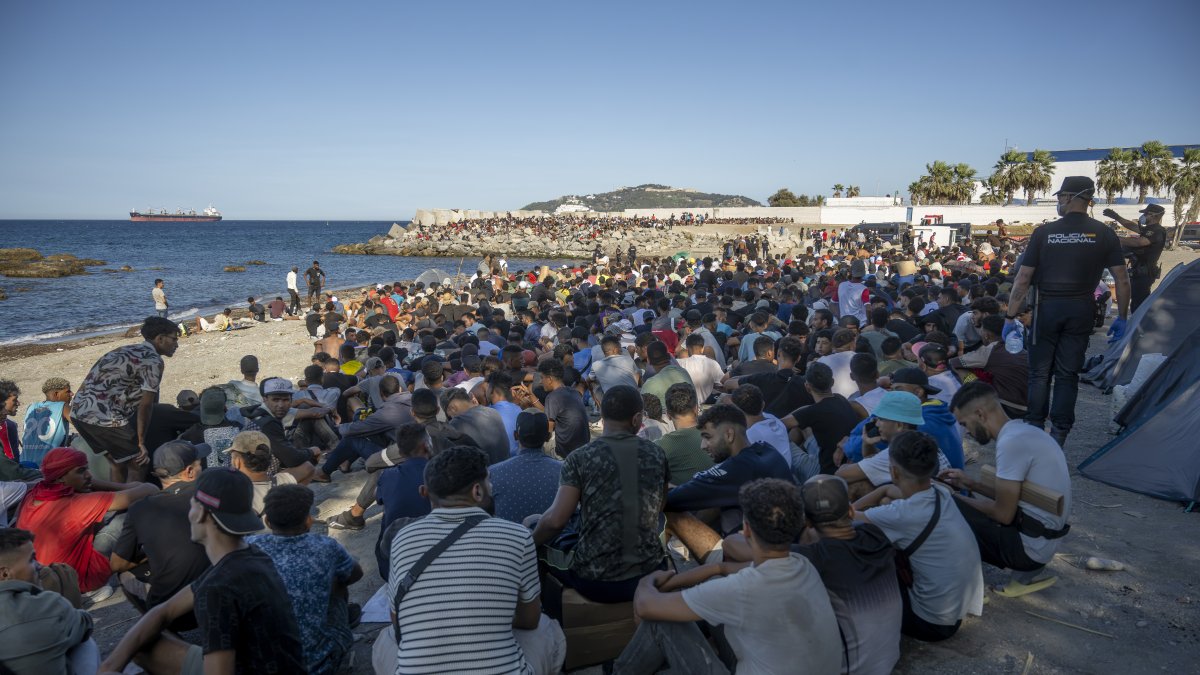 Varios inmigrantes en una playa en Ceuta.
